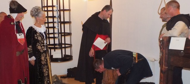 Podczas otwarcia wystawy „Narzędzia tortur” nie brakowało śmiałków, którzy chcieli sprawdzić zastosowanie eksponatów