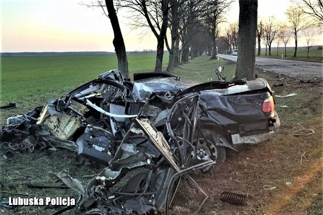 Do tragicznego wypadku doszło w poniedziałek, 18 marca, na drodze krajowej nr 22 pomiędzy Strzelcami Kraj. a Licheniem. Bmw prowadzone przez 19-latka roztrzaskało się o przydrożne drzewo. Kierowca zginął na miejscu.Do wypadku doszło przed godziną 4 rano na drodze krajowej nr 22 pomiędzy Licheniem a Strzelcami Krajeńskimi. Młody kierowca bmw z nieznanych przyczyn uderzył w przydrożne drzewo. Siła uderzenia była na tyle silna, że auto uległo kompletnemu zniszczeniu. Niestety pomimo błyskawicznej interwencji służb, na miejscu zginął młody kierowca. Z uwagi na wypadek droga była nieprzejezdna, policjanci wyznaczyli objazdy. Około godziny ósmej ruch na tej trasie został przywrócony. Przyczyny tragedii wyjaśniają policjanci i prokurator.Policjanci przypominają, że wielu tragedii na drodze można uniknąć. Podstawową zasadą jest jednak dostosowanie prędkości do obowiązujących przepisów i warunków na drodze oraz zachowanie rozsądku i koncentracji.Zobacz też:  Wypadek na niebezpiecznym skrzyżowaniu. Cztery osoby trafiły do szpitala