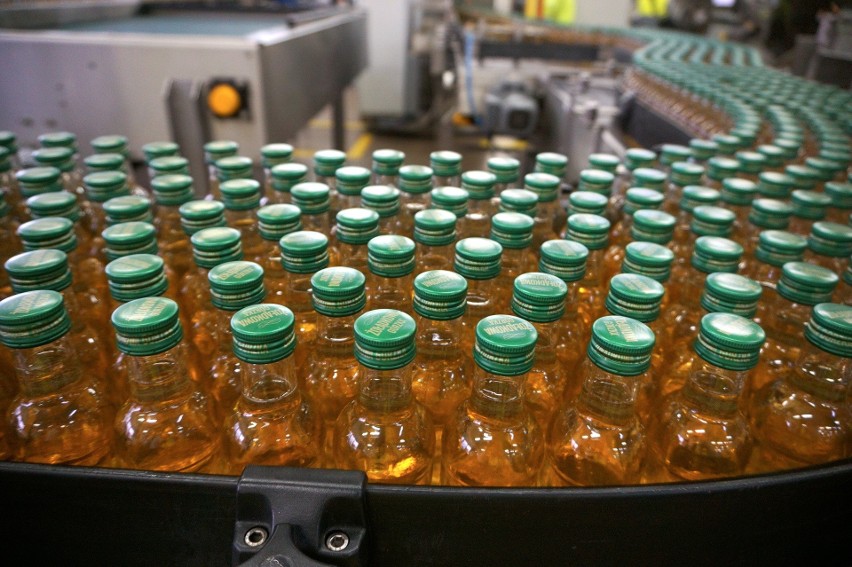 Rocznie, w 561,1 mln butelek o litrażu do 200 ml sprzedaje...