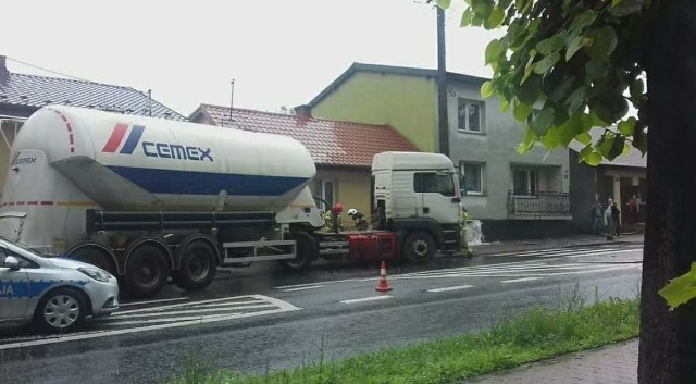 Ciężarówka przejechała przez barierki ochronne i uszkodziła cztery budynki.