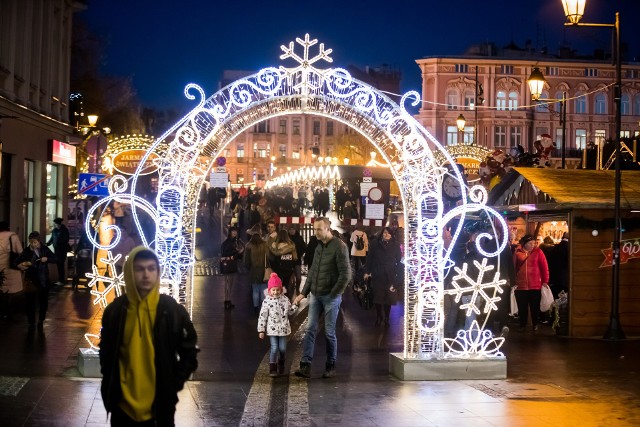 Tegoroczny jarmark bożonarodzeniowy w Bydgoszczy zacznie się 27 listopada i potrwa do 22 grudnia. Wystawcy zainteresowani wynajmem domk&oacute;w handlowych proszeni są o kontakt z UM Bydgoszczy.