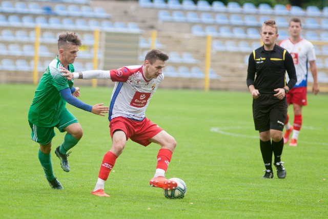 Bohaterem w spotkaniu Gryf II (stroje biało-czerwone) - Brda okazał się Maciej Gregorek (przy piłce)