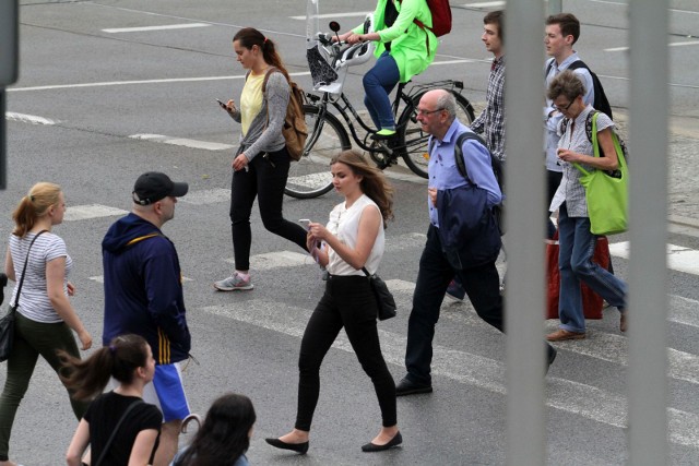 Według danych Komendy Głównej Policji, na jakie powołuje się  "Rzeczpospolita" w tym roku policjanci ujawnili już 2 265 osób, które przechodziły przez jezdnię, pasy lub torowisko, jednocześnie korzystając z telefonu.