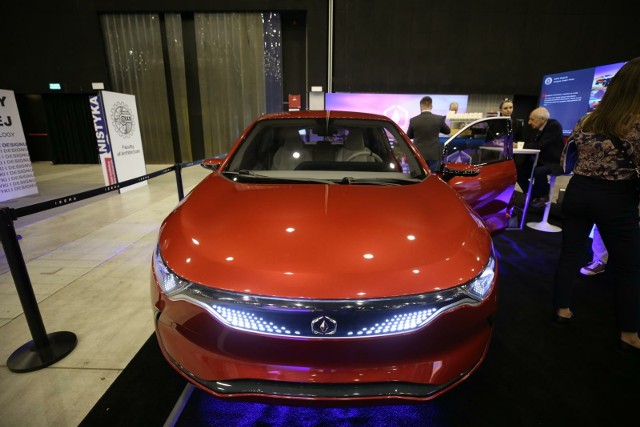 Izera mia być pierwszym, polskim, seryjnie produkowanym osobowym samochodem elektrycznym. Powstawać ma platformie SEA dostarczonej przez chiński koncern Geely Holding.