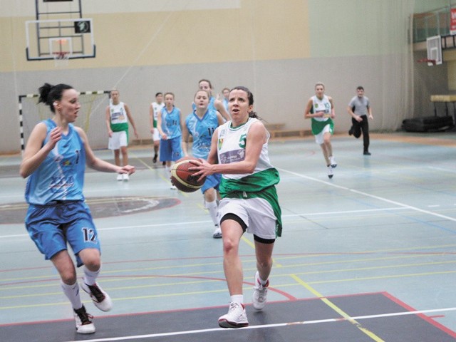 Z piłką Katarzyna Klimowska, podstawowa rozgrywająca Eko Energy Hitu Kobylnica. W Koszalinie zdobyła 12 pkt. 