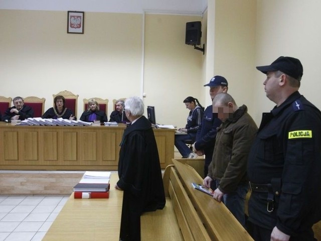 Na rozprawę Krzysztof M. trafił z aresztu. Skrupulatnie notował zeznania świadków.