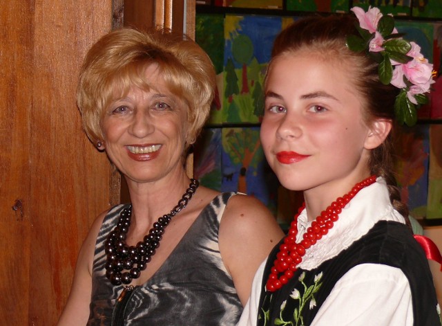 Choreograf Anna Strusińska i Marysia Kozłowska z Chwałowic, która za kujawiaka dostała "Gęsie Piórko&#8221;.