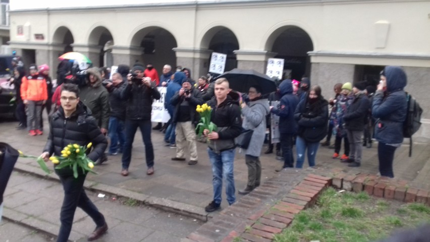 Manifa z okazji Dnia Kobiet przeszła ulicą Piotrkowską, Młodzież Wszechpolska wręczała uczestniczkom żółte tulipany