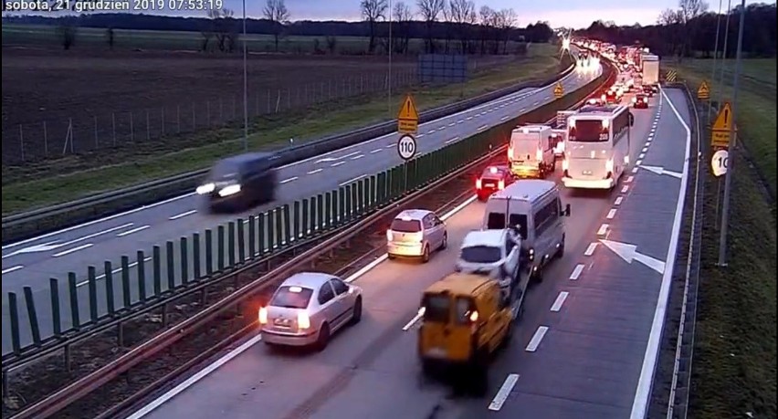 Nadmierną prędkość przy niesprzyjających warunkach...