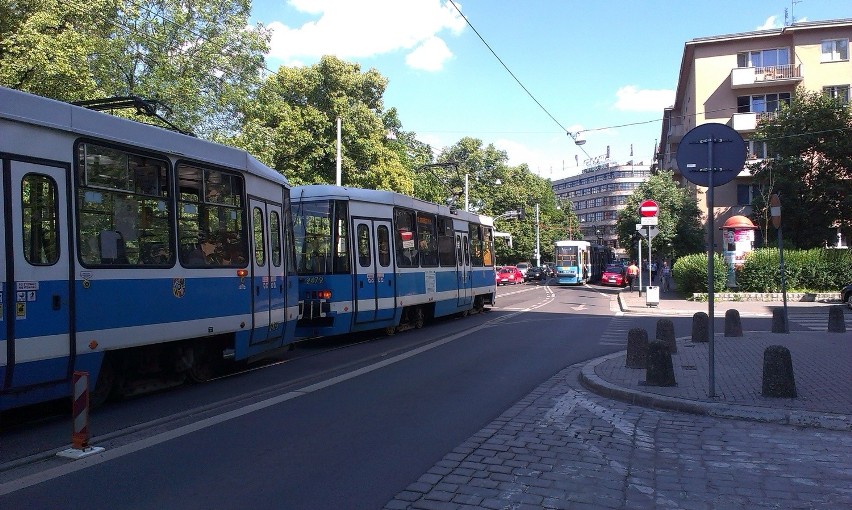 Wrocław: Źle zaparkowany ford zablokował tramwaje na Podwalu (ZDJĘCIA)