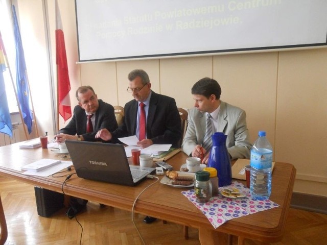 Od lewej : wiceprzewodniczący Jerzy Zmierczak, nowy przewodniczący Włodzimierz Gorzycki i nowy wiceprzewodniczący Wiesław Bogdański.