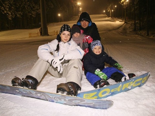W wolnych chwilach rodzina Kuzerów chętnie wybiera się na stok narciarski. Kamil i córeczka Antosia kibicują, a żona Malwina i syn Nikodem jeżdżą na snowboardzie.