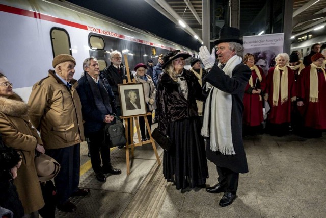 Spółka InterCity postanowiła w tak nietypowy sposób uświetnić inaugurację połączenia kolejowego Express InterCity łączącego Poznań i Warszawę, które nazwano właśnie "Paderewski". 