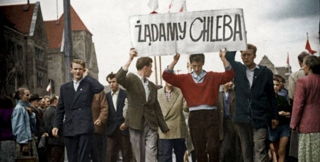 Zaczęło się od pokojowego pochodu robotników: gdy jednak padły pierwsze strzały, a przeciw robotnikom skierowano czołgi, nic nie było w stanie zatrzymać biegu wydarzeń. Poznański Czerwiec 1956 miał zdecydowany wpływ na październikową zmianę kursu władzy w Polsce.
