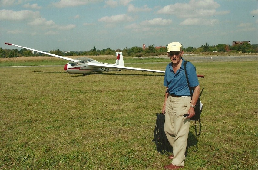 Tarnów-Łęki Dolne. Jacek Popiel 87. urodziny uczci skokiem ze spadochronem 