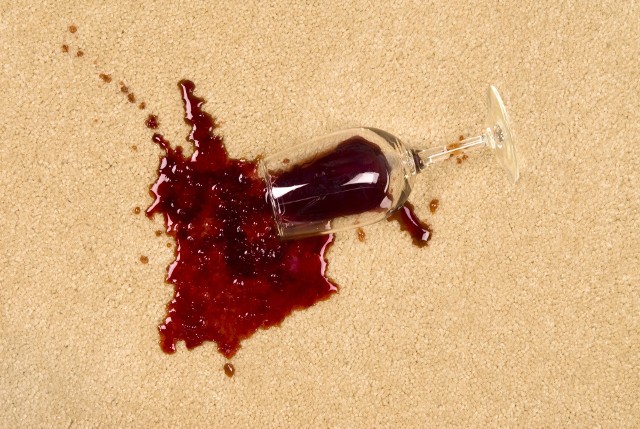 Plamy na dywanieCzerwone wino na dywanie bardzo trudno jest usunąć.