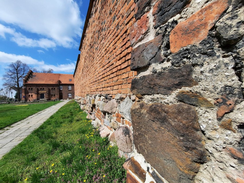 Średniowieczne mury obronne w Byczynie