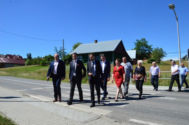 Nowe chodniki, przejścia dla  pieszych i zatoki autobusowe w gminie Wiśniowa