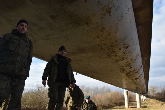 Wojskowi inżynierowie z Niska dokonali wstępnych oględzin Dunajca w sąsiedztwie zamknietego dla ruchu mostu