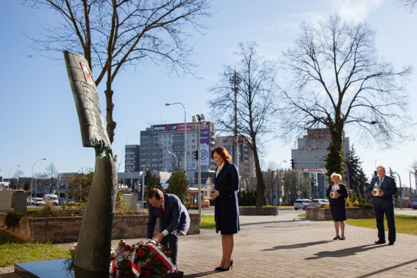 Uroczystości 10. rocznicy katastrofy smoleńskiej w Rzeszowie bez przemówień, w ciszy i odosobnieniu [FOTO, WIDEO]