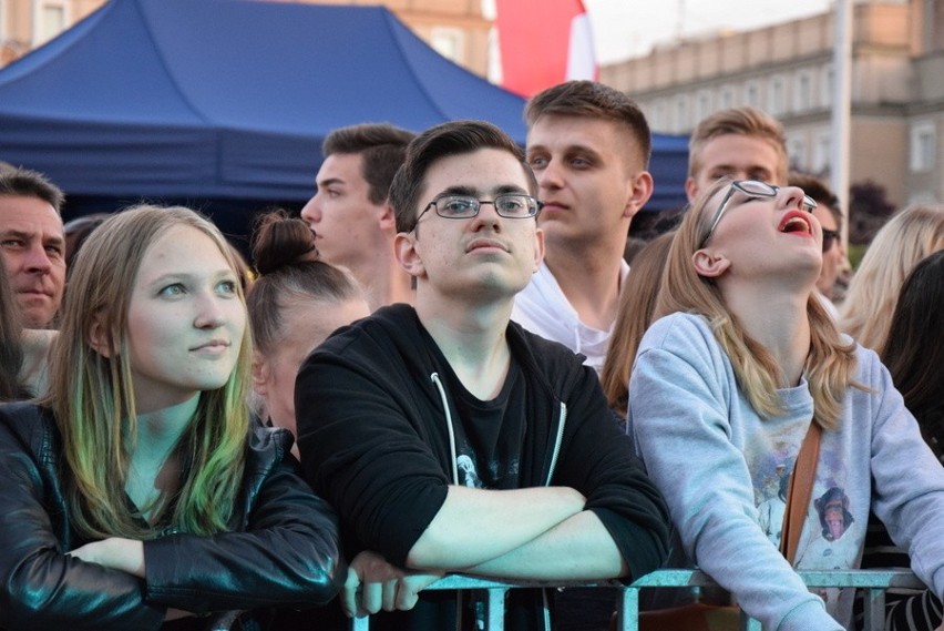 Częstochowa: Natalia Nykiel wystąpiła na dachu autobusu Red...