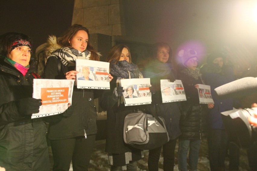 Manifestacja w obronie praw kobiet na Placu Wolności. Protest zgromadził około 500 osób [zdjęcia]