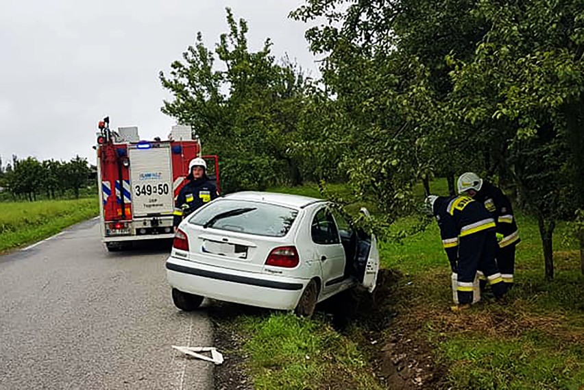 Zawadka. Osobowy renault w rowie. Strażacy w akcji