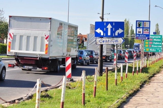 Z chwilą postawienia znaku zakazu wjazdu do Tarnobrzega od strony Wisłostrady pojazdom powyżej 3,5 tony, liczba tirów jadących przez centrum miasta zmniejszyła się o dwie trzecie.