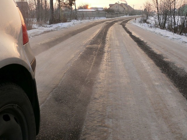 Tak wygląda większość dróg powiatowych tej zimy. - Masakra! - mówią kierowcy. Na zdjęciu oblodzony odcinek w Czostkowie.