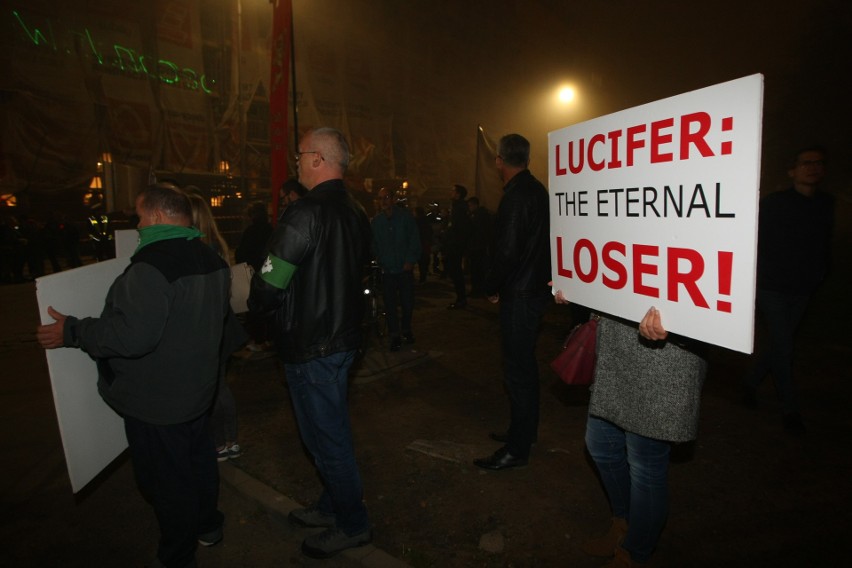 "Klątwa" we Wrocławiu. Różaniec i protesty przed kontrowersyjnym spektaklem [ZDJĘCIA]