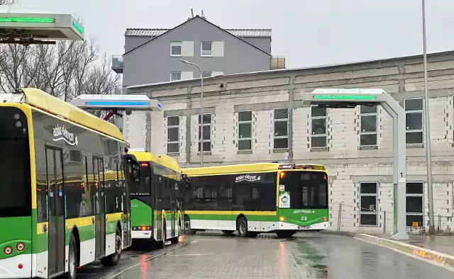 Mieszkańcy z niecierpliwością wyczekują obiecanych inwestycji, które jak twierdzą, będą miały znaczący wpływ na kształt ich codzienności. Co się zmieni w najbliższym czasie? Na jakim etapie jest budowa nowej szkoły?