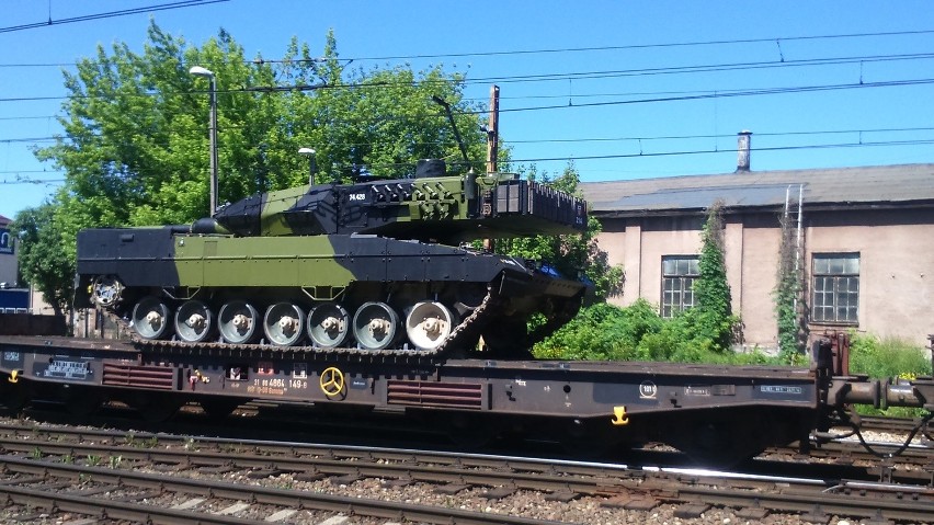 Pociąg z czołgami przejechał przez Białystok