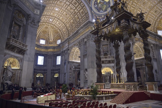 Wierni tłumnie oddali hołd zmarłemu papieżowi - emerytowi