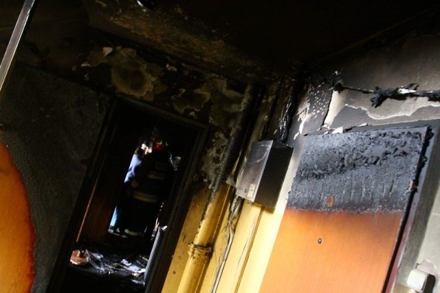 Ogień wydostał się z mieszkania i zniszczył część klatki schodowej.