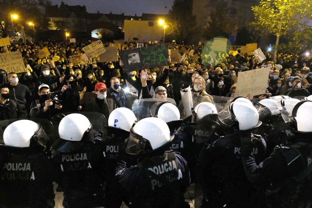 Manifestacja kobiet w Katowicach Zobacz kolejne zdjęcia. Przesuwaj zdjęcia w prawo - naciśnij strzałkę lub przycisk NASTĘPNE