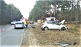 Hutki. Jeden samochód wypchnął z jezdni jadący przed nim pojazd. Dwie osoby zostały poszkodowane w wypadku