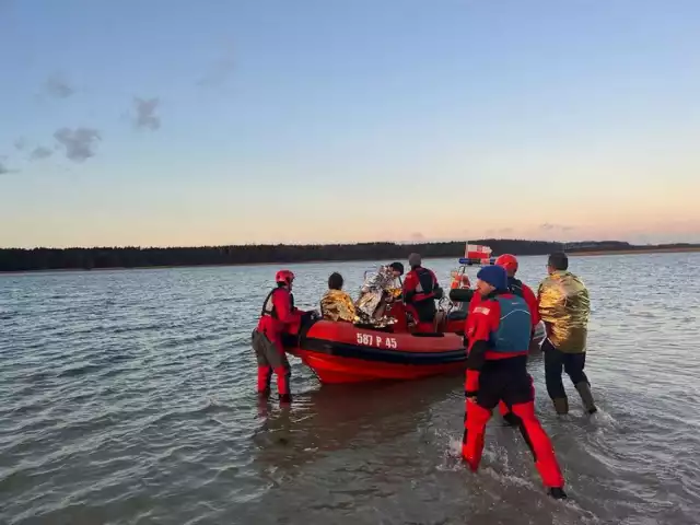 Strażacy pomogli ofiarom wywrotki niemal w ostatniej chwili.