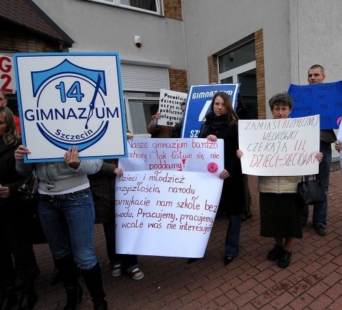 Rodzice uczniów oraz nauczyciele ze szkół które, zgodnie z decyzją radnych mają przestać istnieć od 1 września tego roku, zapowiadają, że w obronie tych placówek będą protestować do skutku.