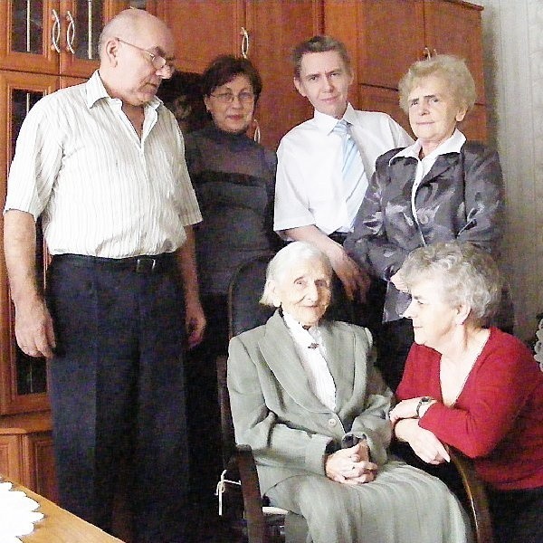 Dziarska 100-latka - pani Joanna Janowska z rodziną
