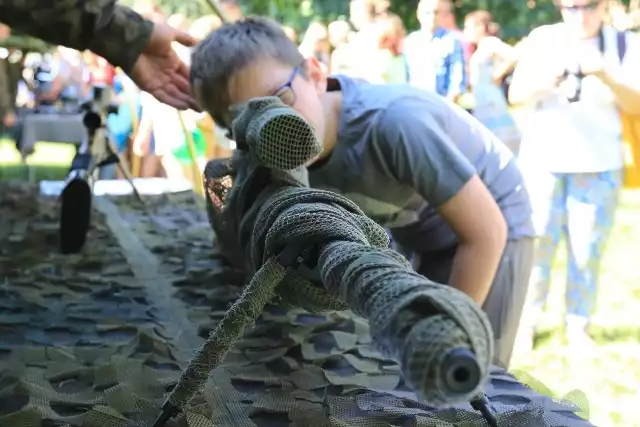 W ramach obchodów Święta Wojska Polskiego w ruinach zamku krzyżackiego w Toruniu zorganizowano żołnierski piknik. Wszyscy chętni mogli nie tylko zajrzeć do środka wojskowych pojazdów, ale także zapoznać z zasadami funkcjonowania nowoczesnego sprzętu polskiej armii. Czytaj także: Skyway 2017. Ruszyła sprzedaż biletów na Water Concept Factory!