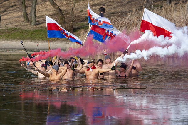 Morsy z Bydgoszczy uczciły 100-lecie powrotu miasta do macierzy. Amatorzy zimnych kąpieli spotkali się na plaży w Pieckach. Morsy kąpały się dzierżąc w dłoniach flagi Bydgoszczy. Były też odpalone race. Na kolejnych stronach zdjęcia z imprezy