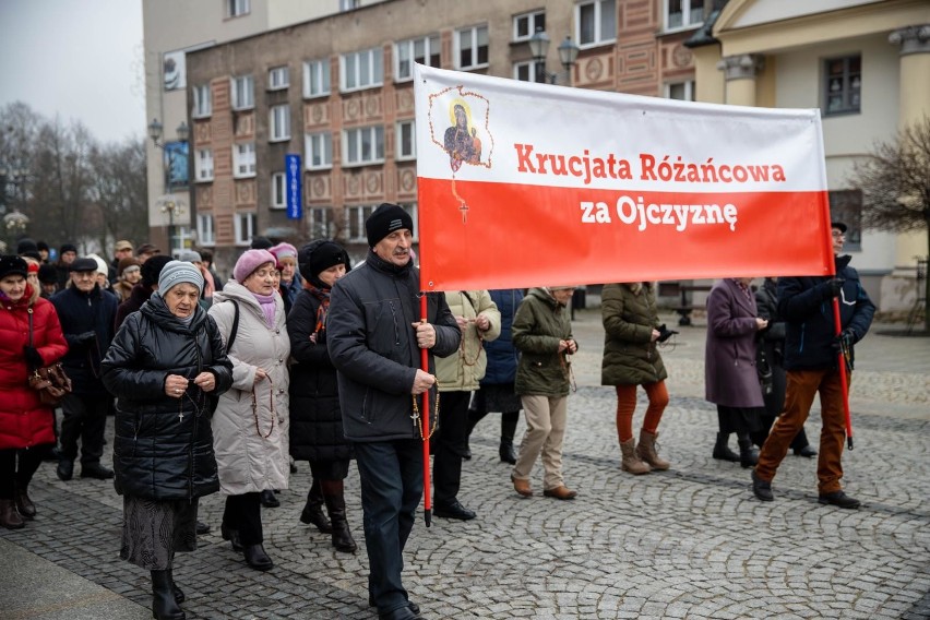 Przed białostocką katedrą na różańcu zgromadziło się ok. 50...