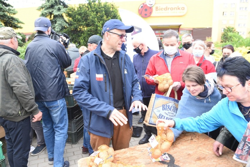 Toruń. Rolnicy z AgroUnii protestują na Rubinkowie i rozdają ziemniaki. Mamy zdjęcia!