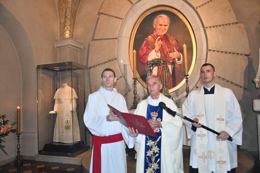 Ksiądz biskup Marian Florczyk dokonał wprowadzenia relikwii...