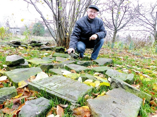 Jedynym, namacalnym śladem po istniejącym kiedyś w Strzelnie cmentarzu żydowskim jest kilkadziesiąt kawałków macew. Żadna płyta nie zachowała się w całości