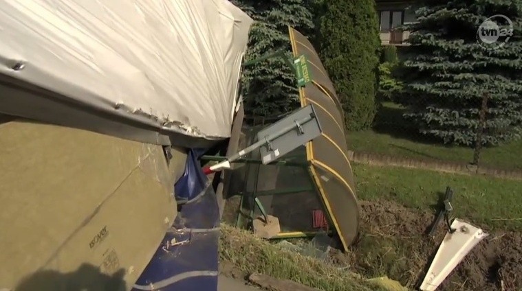 Nowe Brzesko. Tir staranował przystanek autobusowy. Zatrzymał się w ogródku [WIDEO, ZDJĘCIA]