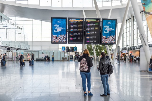 Tanie loty na walentynki. Romantyczny wypad we dwoje? Czemu nie! Sprawdziliśmy, gdzie tanio można polecieć na walentynki. Paryż, Wenecja, a może jeszcze w innych europejskich miasta jest nuta romantyzmu? Zajrzyjcie do naszego zestawienia.