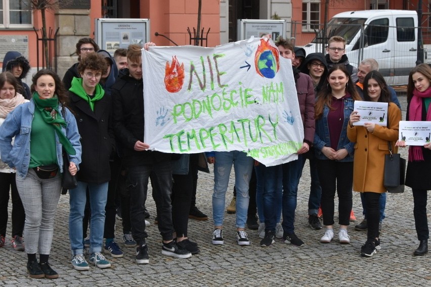 Uczniowie z Grodkowa protestowali przeciw zmianom klimatycznym