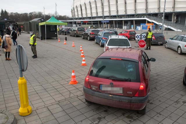 Pierwsza akcja masowego testowania nauczycieli na obecność koronawirusa odbyła się na początku stycznia 2021 roku. W Poznaniu cieszyła się dużym powodzeniem.