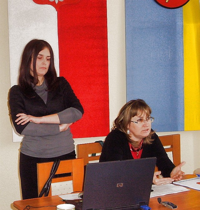 Agnieszka Domańska-Sienkiewicz (stoi) i Małgorzata Langiewicz z firmy "Europrogress" zaprezentowały projekt dokumentu 